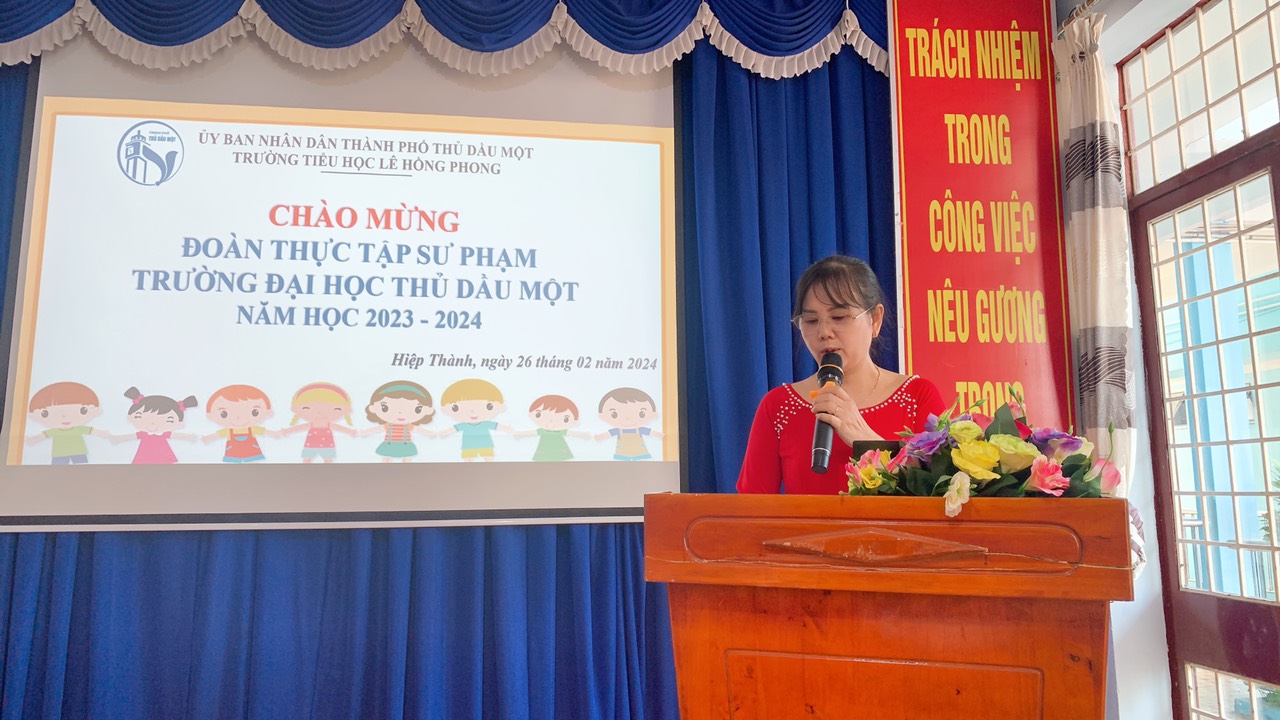 Cô Phan Thị Một Trinh - Đại diện nhóm giáo viên hướng dẫn thông qua Báo cáo công tác chủ nhiệm