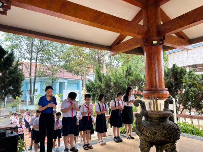 Dâng hương, dâng hoa tại bia tưởng niệm liệt sĩ phường Hiệp Thành